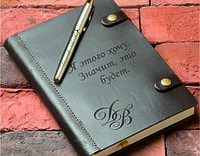 Изготовление гравировки на кожаном блокноте / персонализация блокнотов из кожи / лазерная гравировка на подарочных и корпоративных