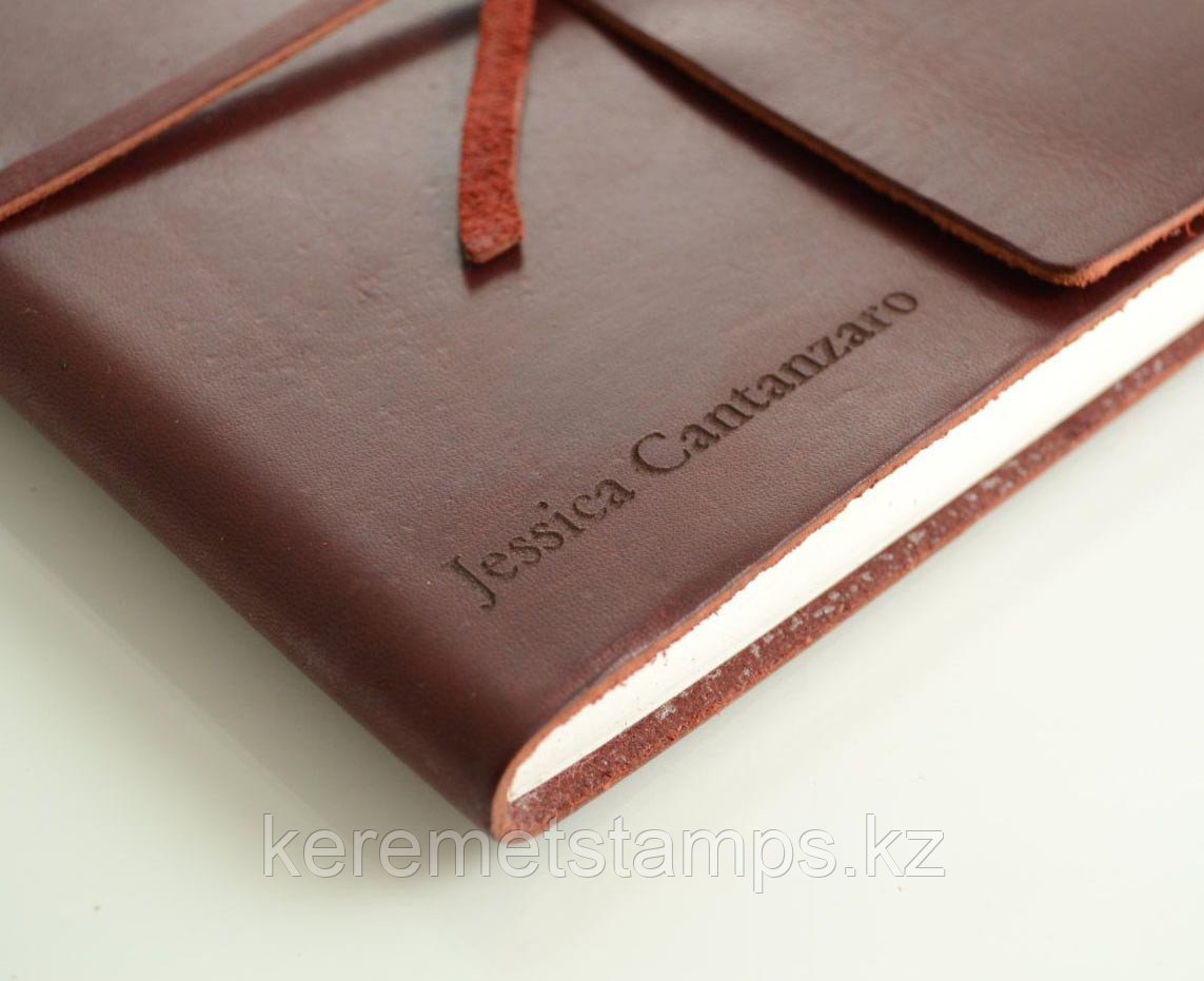 Изготовление гравировки на коже / персонализация кожаных изделий / лазерная гравировка на кожаном блокноте и аксессуарах - фото 1 - id-p126676431