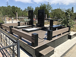 Гранитный комплекс на кладбище