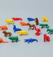 Әйел ақырын шешініп жатыр