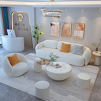 Салон красоты для магазина одежды в скандинавском стиле получает диван из бархатной ткани