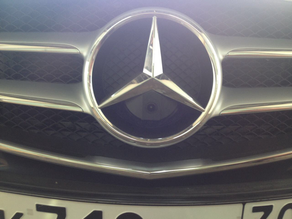Камера переднего вида для Mercedes в эблюму (значёк)