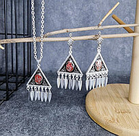 Национальные украшения серьги и колье с красными вставками