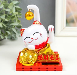 Кот Удачи Манэки на солнечных батареях