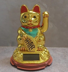 Статуэтка Японский кот удачи Манэки нэко на солнечных батареях 11 см 11 см, пластик