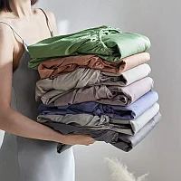 Простынь на резинке и две наволочки из сатина размера 180х200 см.