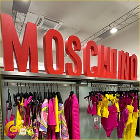 Внутренняя вывеска для бутика Moschino