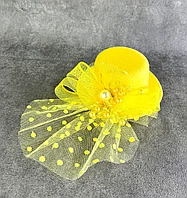 Шляпа вуалетка на заколках с бусинами и декором жёлтая