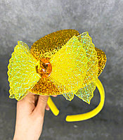 Мини шляпа ободок с бантиком и украшением золотистая
