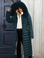 Длинный женский пуховик с горизонтальной стежкой с капюшоном темно-зеленого цвета