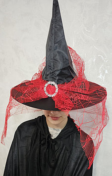 Шляпа ведьмы с вуалью на Хэллоуин