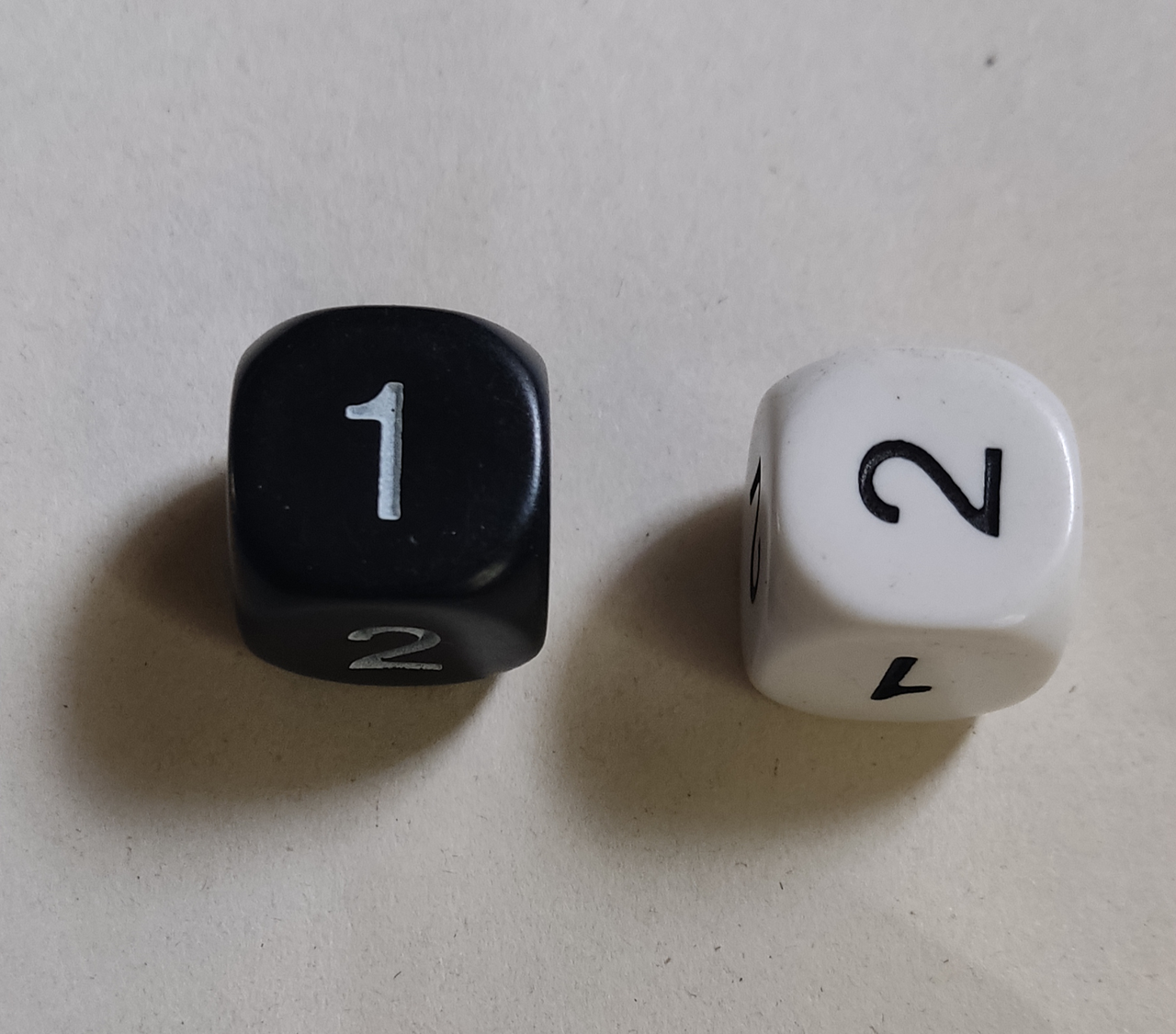 Кости игральные: D2 с цифрами в ассортименте (16 мм.) | Pandora Box Studio, фото 1