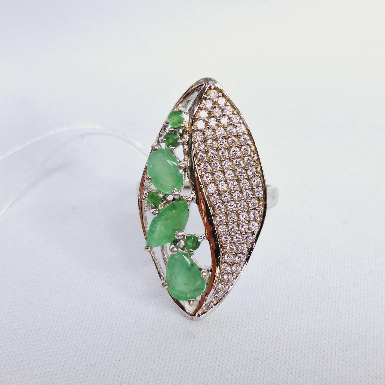 Серьги из серебра с фианитами Индия O909 вид висячие, изумрудный, с английским замком, фото 1