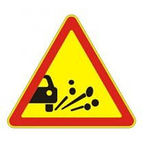 Знак дорожный 1.18 — Выброс гравия (щебня) - временный дорожный знак на желтом фоне