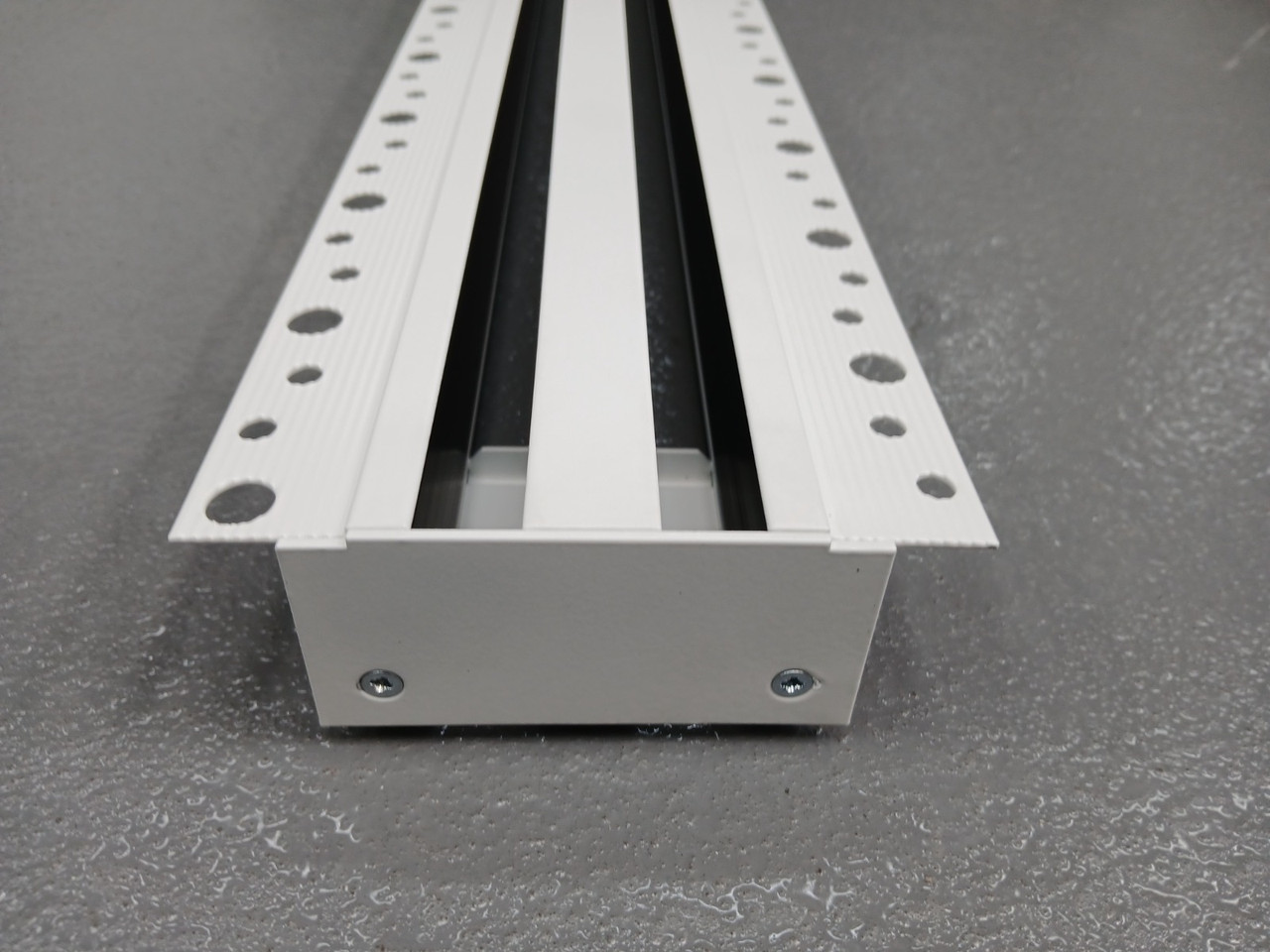 Щелевой диффузор с плоской лицевой панелью TROX TSD-20-1-0-B-P-P2/1000/0/P3-RAL9010:20%, фото 1