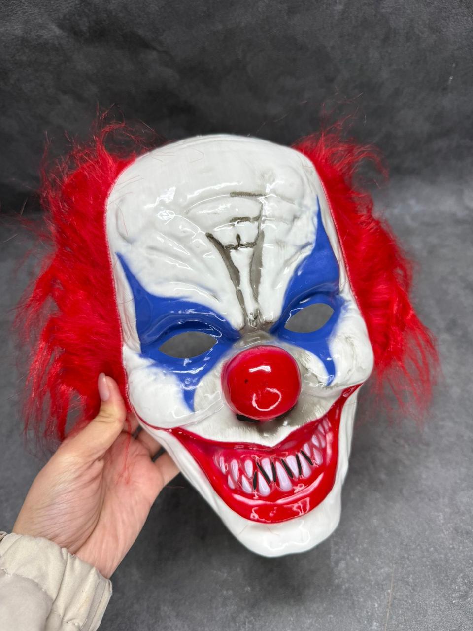 Маска Джокера клоуна карнавальная для хэллоуина с красными прядями 27*21 см белая