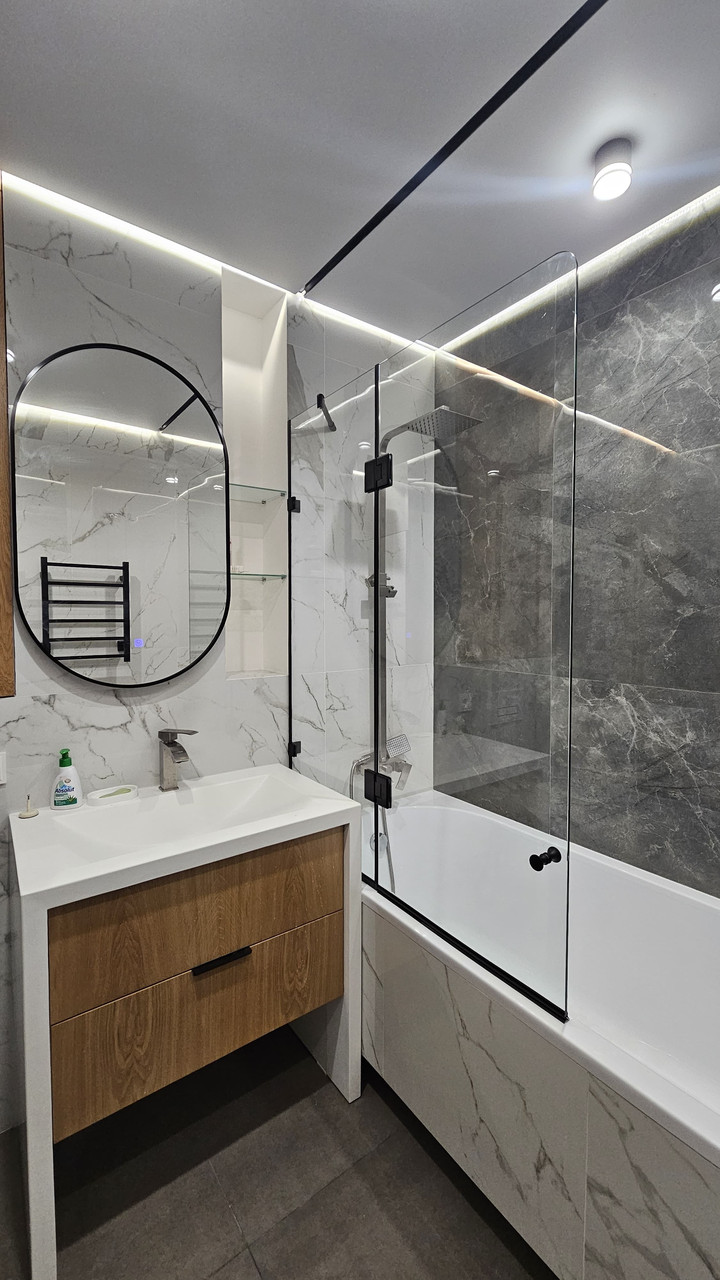 Душевая шторка на ванну из стекла c распашной дверцей, фото 1