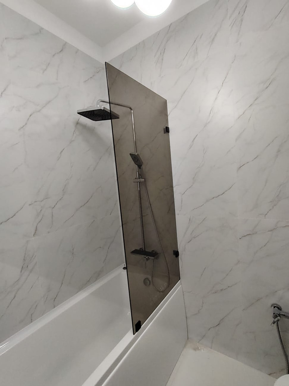 Шторка на ванну из стекла неподвижная с установкой бронзовое стекло, фото 1