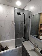 Шторка на ванну из стекла неподвижная с установкой графитовое стекло