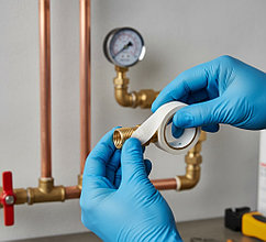 Как работать с ФУМ-лентой