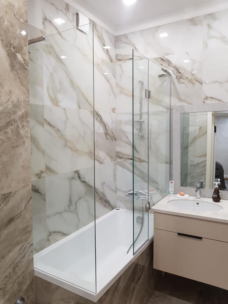 Душевая шторка на ванну из стекла, распашная дверца. c установкой, фото 1