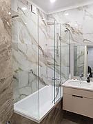 Душевая шторка на ванну из стекла, распашная дверца. c установкой