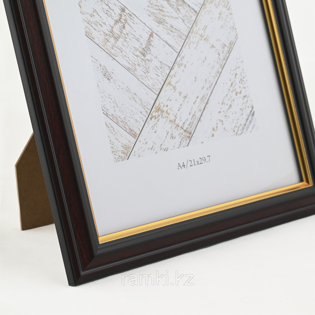 Коричневая рамка А4 с золотым кантом