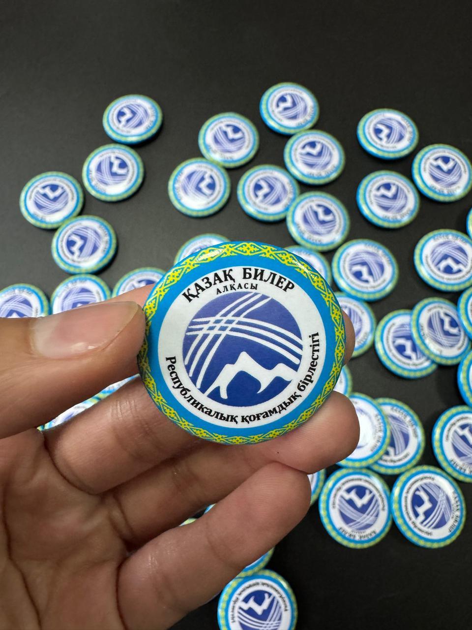 Изготовление значков с логотипом по индивидуальному заказу