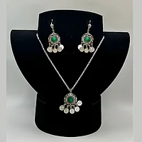 Комплект казахских национальных украшений из подвески и сережек круглые с зеленом камнем 1 вид