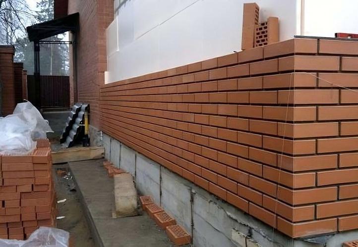 Облицовка цоколя кирпичом: советы и ошибки при монтаже