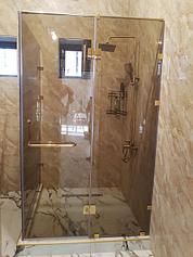 Угловые душевые ограждения с распашными дверями