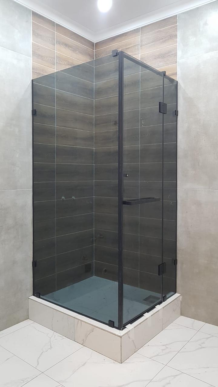 Графитовое стекло, фурнитура черная c распашным открыванием., фото 1