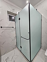 Стекло матовое, фурнитура черная, распашное открывание.