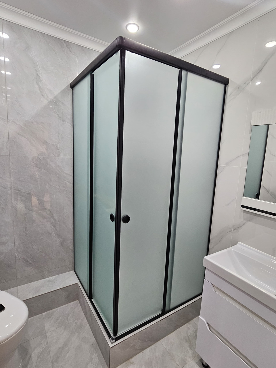 Душевое ограждение кабина из каленного стекла 8мм,  с раздвижными дверями купэ. Матовое, фурнитура черная., фото 1
