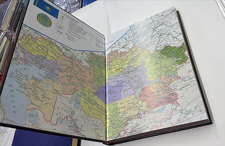 Еженедельник полу датированный, 2026 г., А4,  с золотым срезом, синий, фото 2