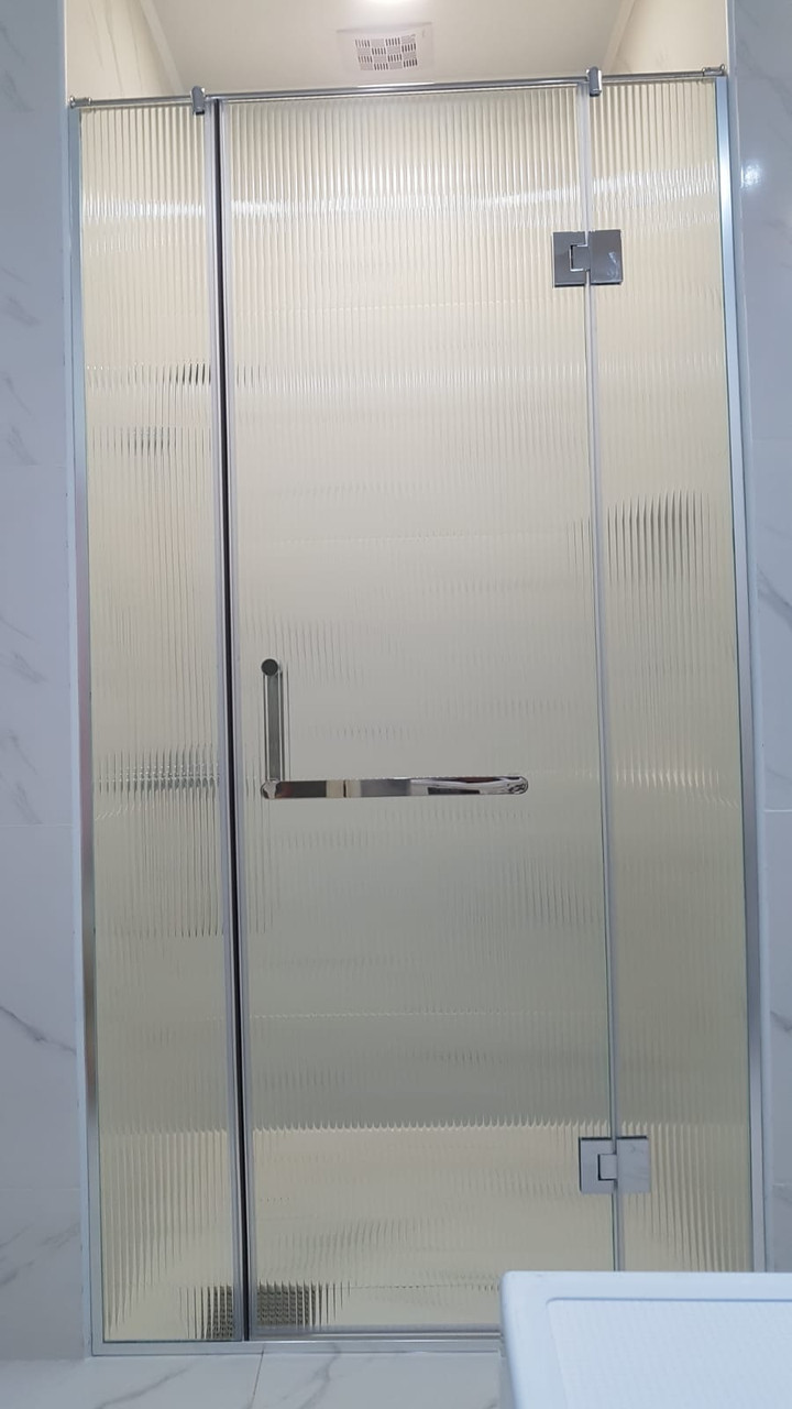 Душевая перегородка с распашной дверью из закалённого стекла толщиной 8 мм. Стекло — ритм, фурнитура —хром., фото 1