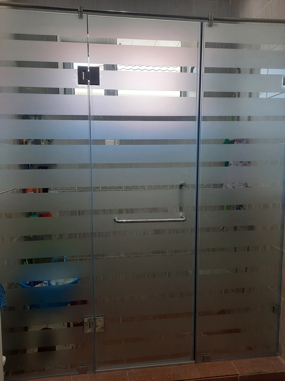 Душевая перегородка с распашной дверью из закалённого стекла толщиной 8 мм. Стекло — матовое, фурнитура —хром., фото 1