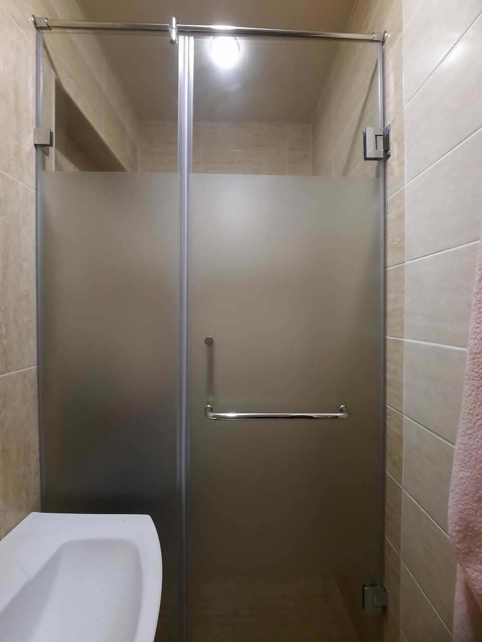 Душевая перегородка с распашной дверью из закалённого стекла толщиной 8 мм. Стекло — матовое, фурнитура —хром., фото 1