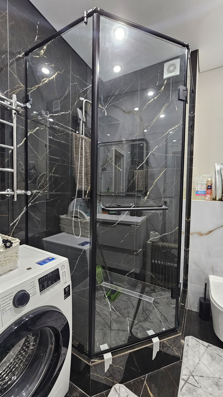 Душевая перегородка с распашной дверью из закалённого стекла толщиной 8 мм. Стекло — прозрачное, фурнитура —черная ., фото 1