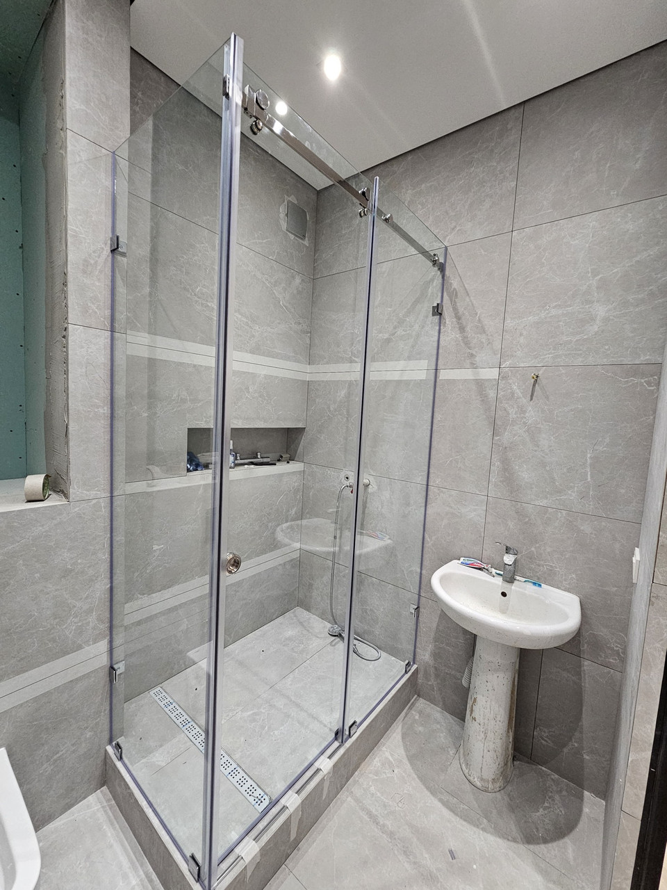 Душевая перегородка с сдвижной дверью из закалённого стекла толщиной 8 мм. Стекло — прозрачное, фурнитура —хром, фото 1