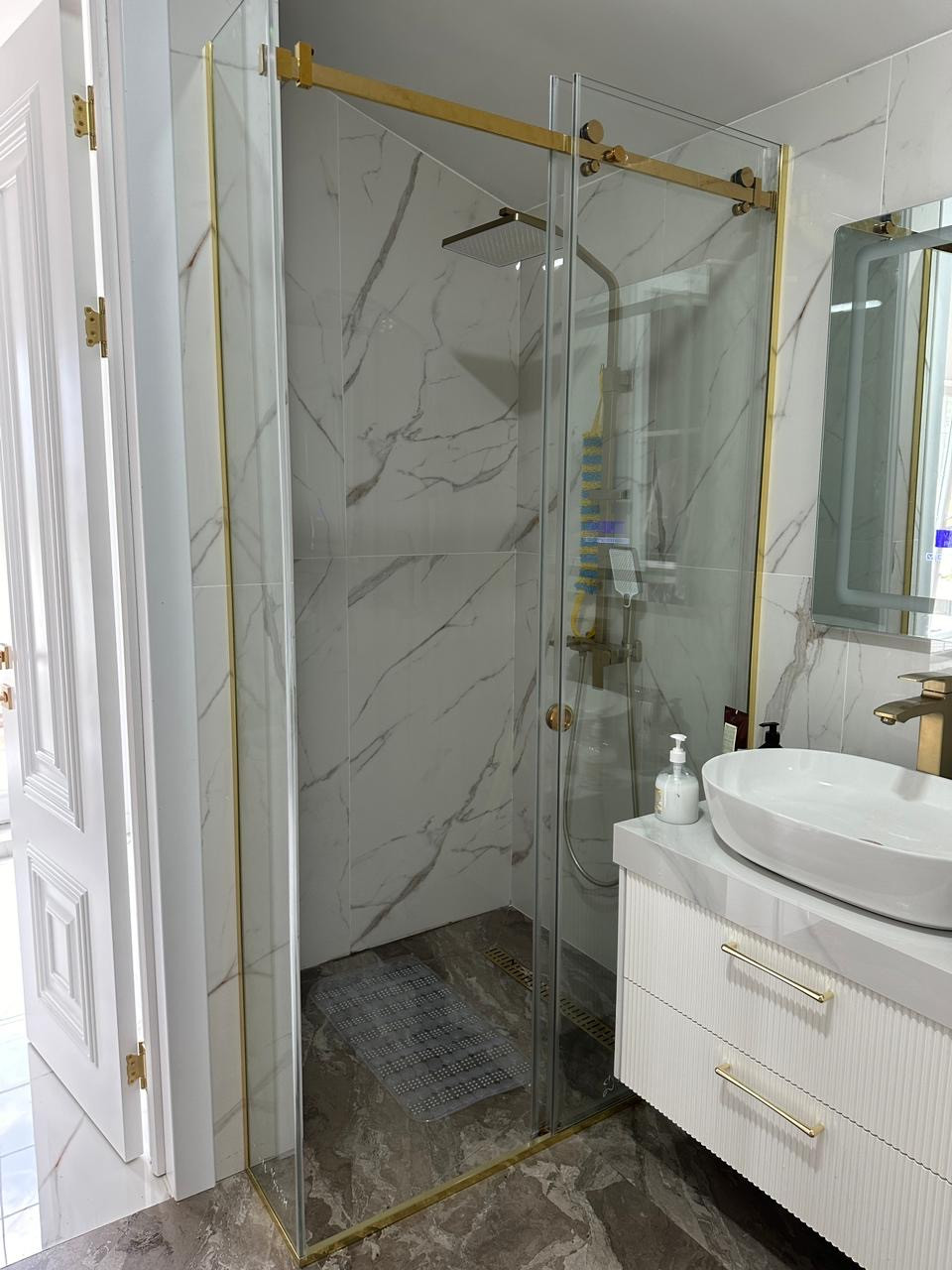 Душевая перегородка с сдвижной дверью из закалённого стекла толщиной 8 мм. Стекло — прозрачное, фурнитура —золото, фото 1