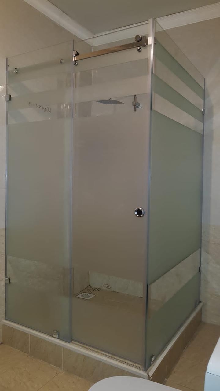 Душевая перегородка с сдвижной дверью из закалённого стекла толщиной 8 мм. Стекло — мат полоса, фурнитура —хром, фото 1