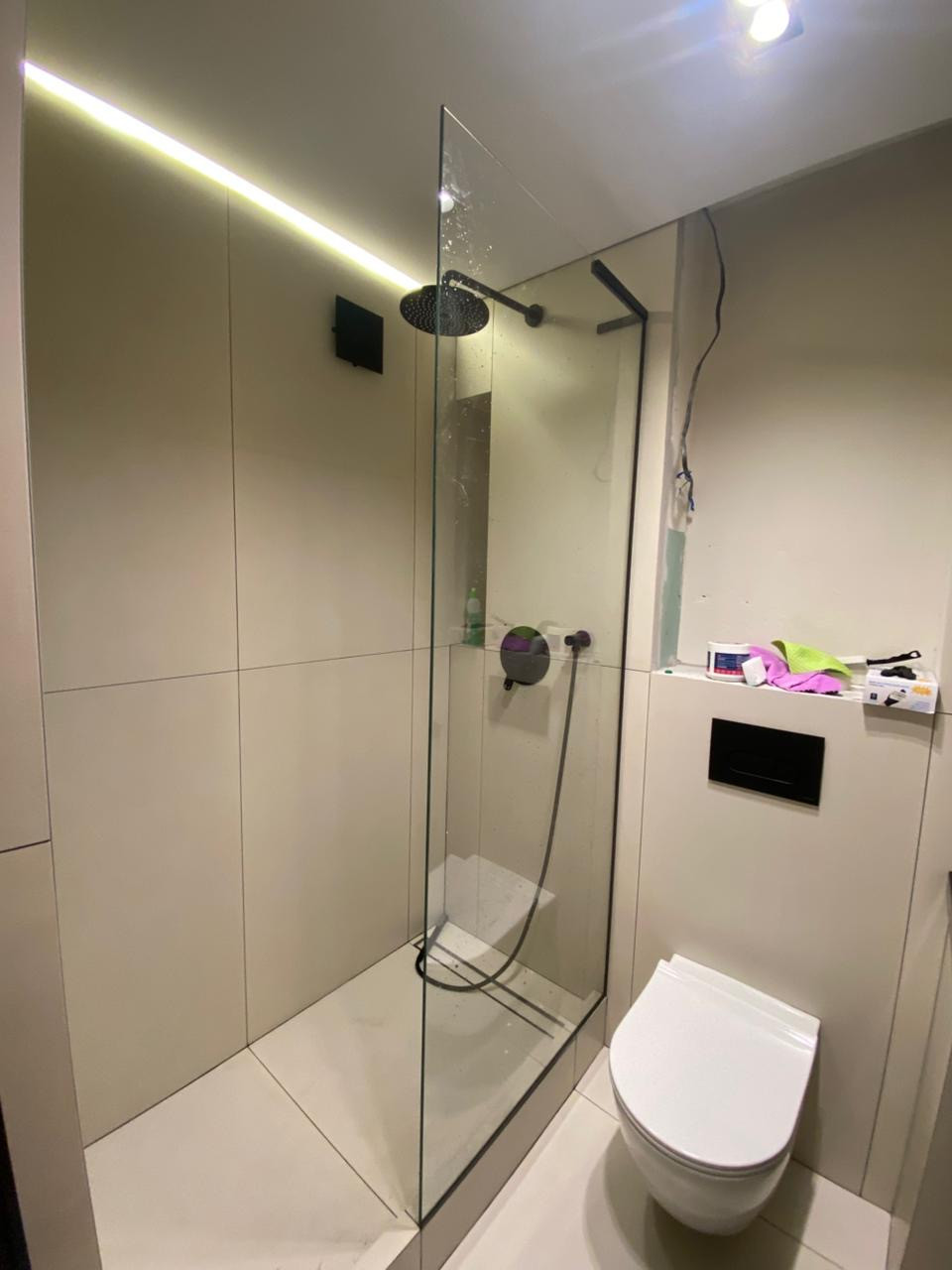 Душевая перегородка  из закалённого стекла толщиной 8 мм. Стекло — прозрачное, фурнитура —черная, фото 1