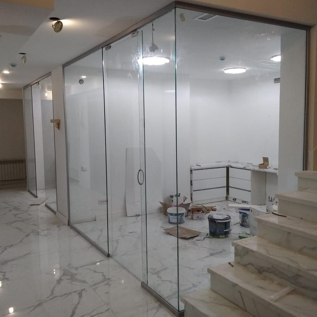 Изготовление цельностеклянной перегородки прозрачное стекло., фото 1