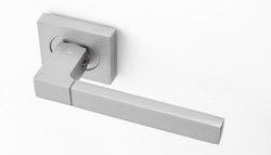 Дверная ручка на розетке SUTORA ZEUS SN/CP-серебро/хром, ABB/CP-бронза, SC - сатин/хром