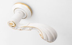 Дверная ручка на розетке SUTORA Venecia ECO