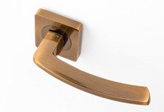 Дверная ручка на розетке SUTORA KURDEK