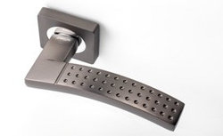 Дверная ручка на розетке SUTORA BARI квадрат