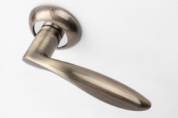 Дверная ручка на розетке SUTORA STR 86