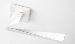 Дверная ручка на розетке SUTORA SANTIO